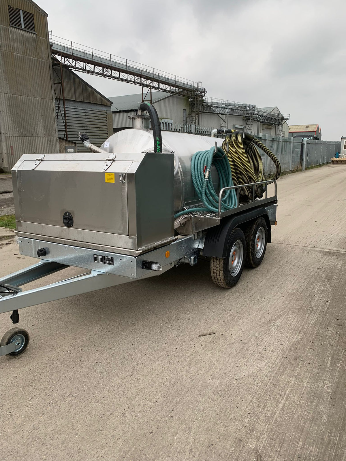 Mobile Tanker Unit with Tandem Axle Waste & Freshwater Tanks – RAPIDE ...