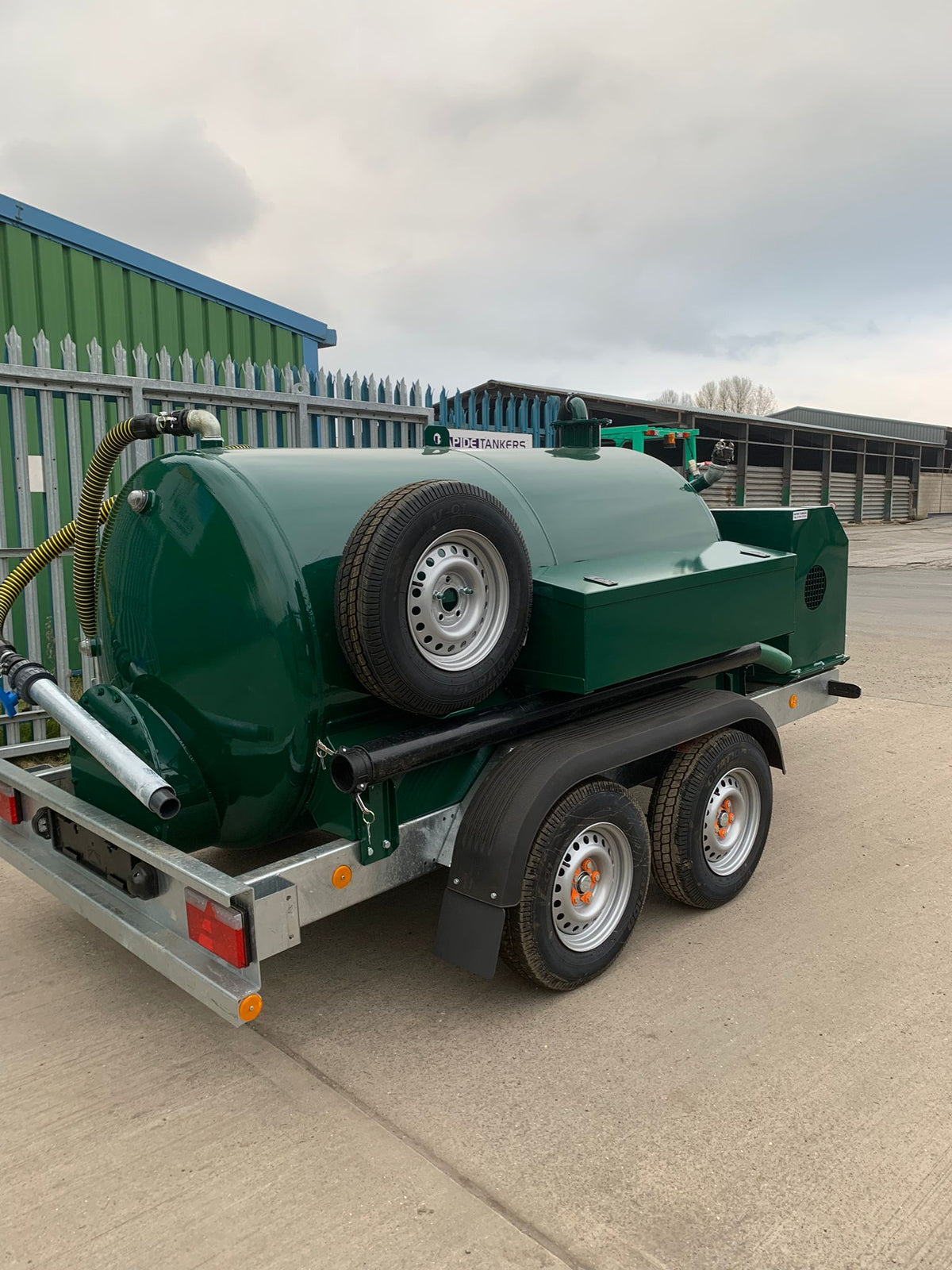 Mobile Tanker Unit with Tandem Axle Waste & Freshwater Tanks – RAPIDE ...